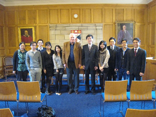 朱處長與蘇格蘭議會議員Ted Brocklebank及聖安德魯大學台灣留學生合影。