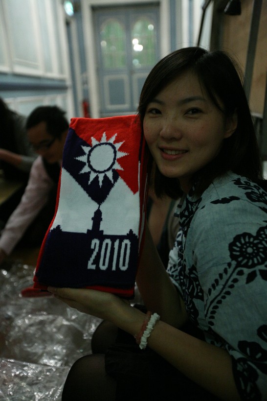 愛丁堡大學義工Jessica展示國旗圍巾