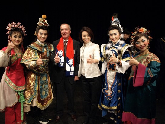 孫團長等主要演員與愛丁堡大學副校長Stephen Hillier教授合影(攝影：高智鵬)