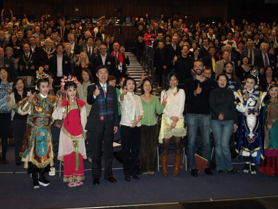 孫團長等主要演員與全場觀眾合影，並高喊：「明華園，讚!」