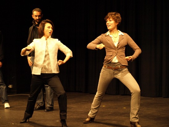 孫團長邀請觀眾上台模仿歌仔戲身段(攝影：高智鵬)