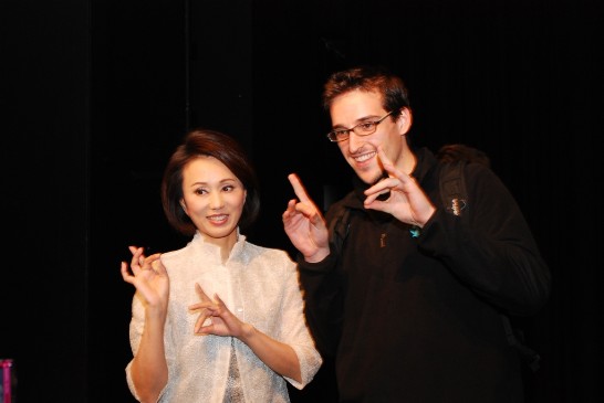 孫團長請觀眾上台互動(攝影：吳中平)