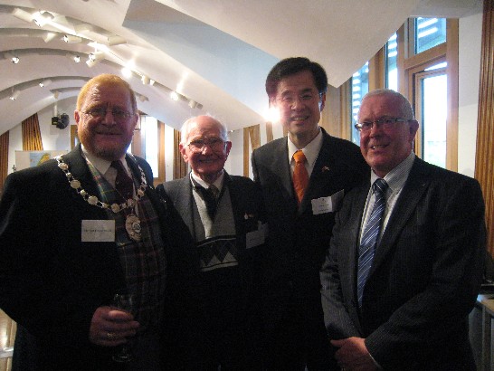 朱處長與蘇格蘭政府主管議事副部長Bruce Crawford(右一)、Stirling市市長Fergus Wood(左一)及蘇格蘭友人Peter McColl(左二)合影