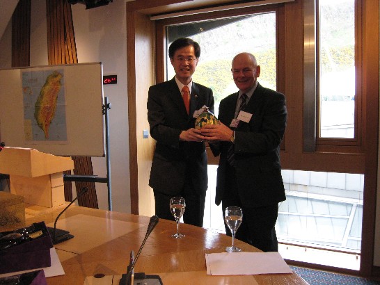 朱處長致贈6吋雕金絲瓜布袋瓶與蘇格蘭議會友台小組主席Ian McKee議員