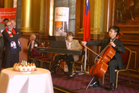 我留學生李權峰以大提琴演奏蘇格蘭及台灣民謠，全場賓客如癡如醉（Photo by Lukas Kao 高智鵬攝影）