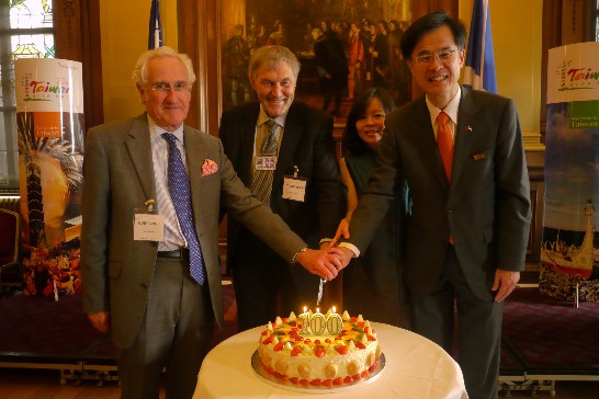 朱處長夫婦與致詞貴賓一同切下「慶祝中華民國建國一百年蛋糕」：右起朱處長夫婦、蘇格蘭議會友台小組共同主席Richard Simpson、最高法院副院長Lord Brian Gill（Photo by Lukas Kao 高智鵬攝影）