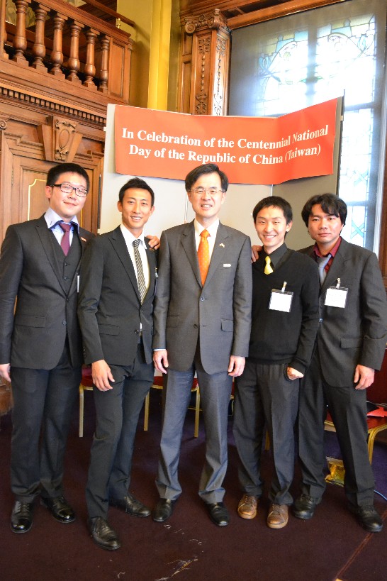 朱處長與留學生代表合影：左起格拉斯哥地區同學會黃群會長、奧運跆拳道金牌國手朱木炎、朱處長、愛丁堡地區同學會盧會長至謙、格拉斯哥地區同學會吳前會長佳璟（Photo by C.Can）