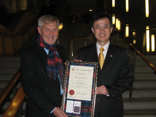 朱處長致贈「台灣蘇格蘭格紋」錶框證書予Richard Simpson議員