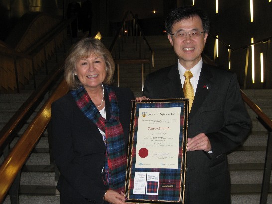 朱處長致贈「台灣蘇格蘭格紋」錶框證書予Margaret Mitchell議員