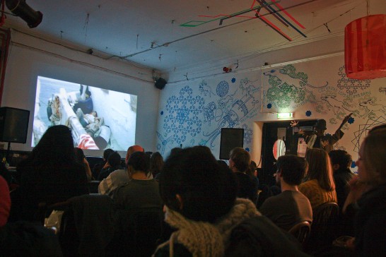 現場觀眾聚精會神欣賞台灣電影