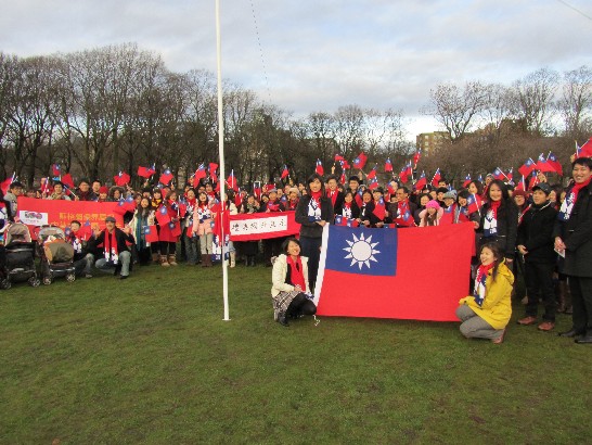 蘇格蘭地區中華民國建國一百年籌備委員會愛丁堡元旦升旗典禮團體照（photo by Hsin-Shao Chang ）