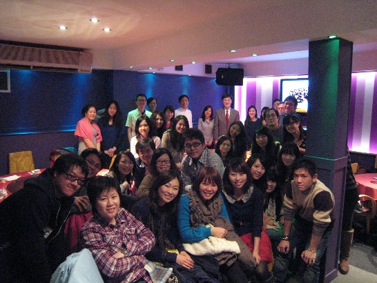 朱處長夫婦與格拉斯哥地區各大學台灣留學生合照