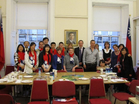 朱處長與George Watson’s College師生及家長合影