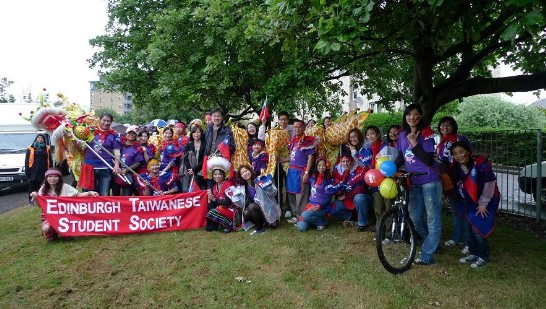 朱處長夫婦與”Leith Festival Gala Day Parade”（利斯嘉年華遊行）參加僑胞及同學合影