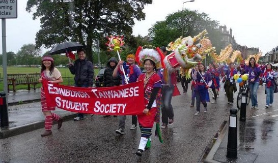 「愛丁堡台灣同學會」組隊參加”Leith Festival Gala Day Parade”（利斯嘉年華遊行）