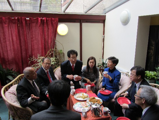 吳委員長英毅、張大使小月與華安苑內長者及石主席亞添(左三)、執行幹部茶敘