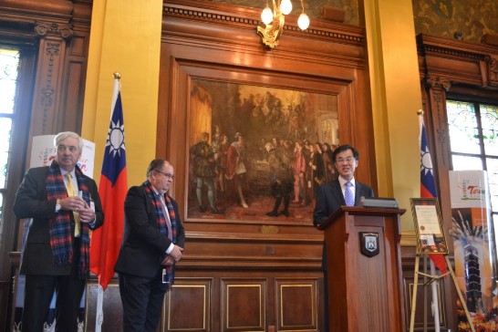 朱處長致詞，左起致詞貴賓美慈組織歐洲總部執行長李莫文（Mervyn Lee）及蘇格蘭議會友台小組共同主席基爾（Colin Keir)