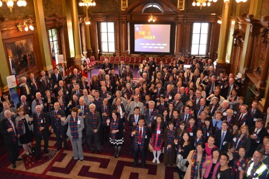 與會賓客披掛「蘇格蘭台灣格紋」圍巾並舉杯祝賀中華民國生日快樂