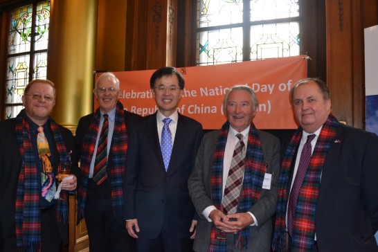 朱處長與出席貴賓合影：左起史特靈市副領袖伍德（Fergus Wood）市議員（前市長）、愛丁堡軍樂節司儀哈頓（Alasdair Hutton）、朱處長、台英國會小組共同主席史迪爾勳爵（Lord Steel of Aikwood）勳爵及蘇格蘭議會友台小組共同主席基爾（Colin Keir）