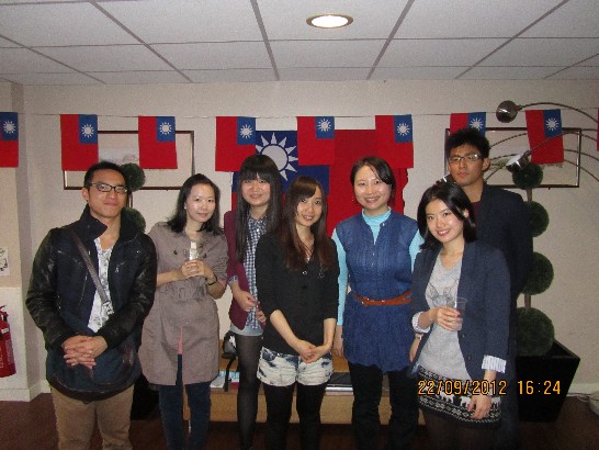 駐處張秘書（右三）與同學會幹部合影