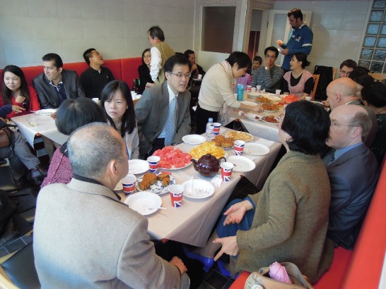 朱處長夫婦（中排左三、二）參加蘇格蘭台灣商會秋節聯誼餐會