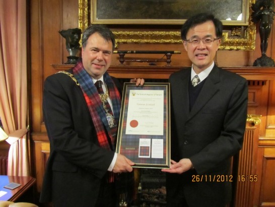 朱處長致贈「臺灣蘇格蘭格紋」裱框證書予愛丁堡市長Donald Wilson