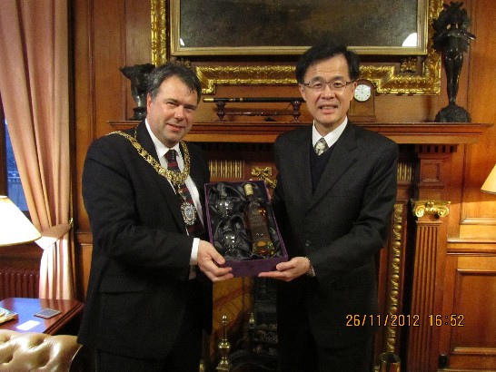 朱處長致贈蘇格蘭議會成立友台小組威士忌紀念酒予Wilson市長