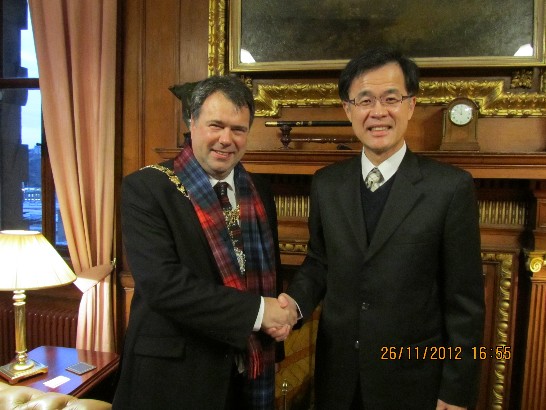 朱處長與愛丁堡市長Donald Wilson合影