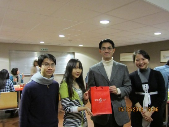 陳組長（右2）致贈愛丁堡地區台灣同學會茶葉禮盒，由該會吳丹文會長（左2）代表接受。駐處張秘書（右一）及Queen Margaret大學博士班學生林冠文（左1）一同於會場合影。