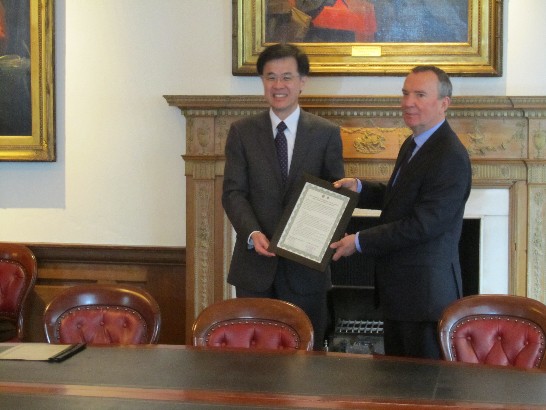 朱處長與希利爾副校長於簽署「臺灣書院」聯絡點合作意向書後合影