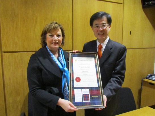 朱處長致贈「台灣蘇格蘭格紋」錶框證書予希絲洛普部長