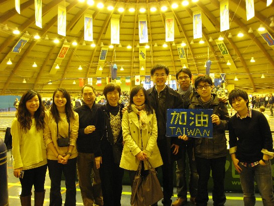 朱處長夫婦與前往加油之僑領及留學生合影