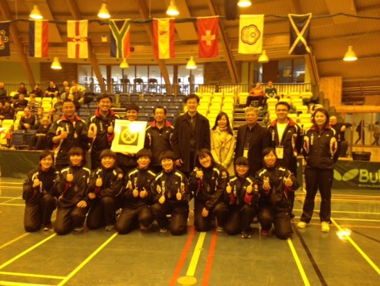 朱處長夫婦與女子540公斤組(景美女中聯隊)金牌選手合照