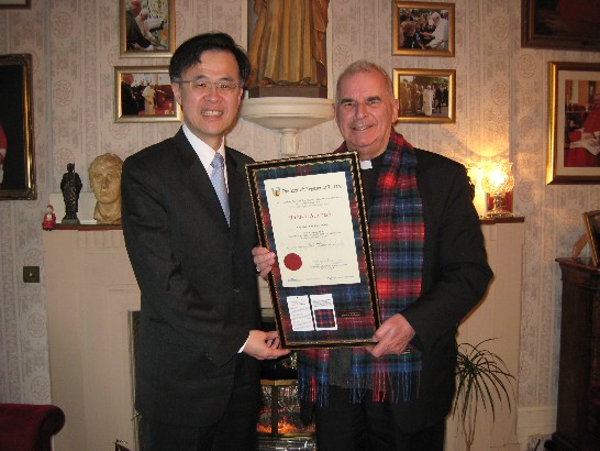 朱處長致贈「台灣蘇格蘭格紋」裱框證書予O’Brien樞機主教