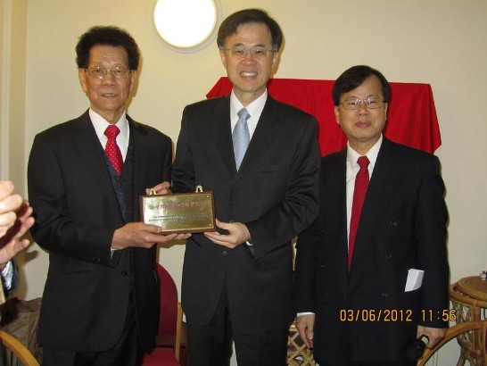 朱處長代表僑務委員會致贈電視機，石主席亞添(左一)代表接受、陳前主席四有(右一)