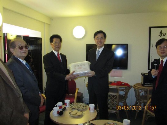 朱處長致贈台灣食品予苑內長者，石主席亞添代表接受