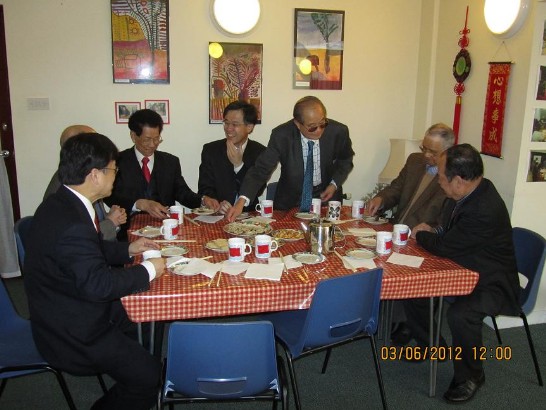 朱處長與石主席亞添(左二)、李副主席文泗(右一)及陳前主席四有(左一)等共進午餐
