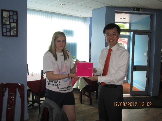 朱處長致贈「台灣，一個驚喜」專書予學生代表Megan Lloyd