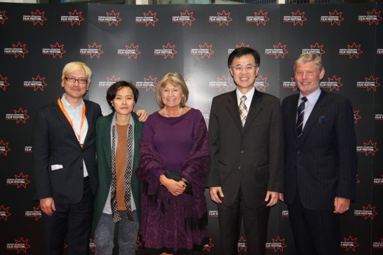 朱處長、陳導演與電影節藝術總監Chris Fujiwara（左）、蘇格蘭議會Margaret Mitchell議員（左三）夫婦合影