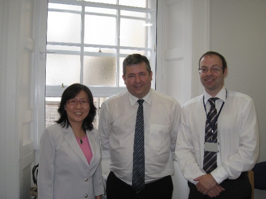 台灣高等法院陳筱珮庭長與蘇格蘭政府檢察總長馬霍蘭(Lord Advocate Frank Mulholland) 及皇家檢察院上訴部門主任吉布森（Fraser Gibson）合影