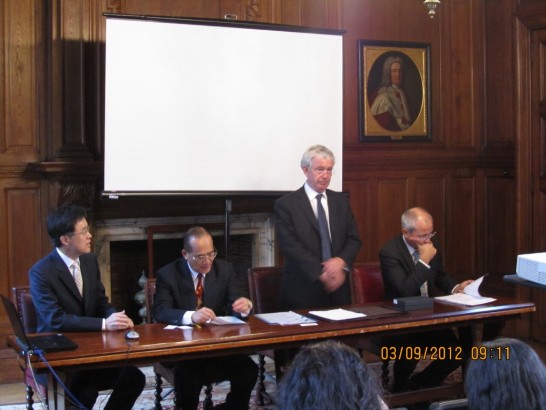 愛丁堡大學校長 Timothy O’Shea（右二）在開業式致詞。本處朱處長（左一）、人事行政總處蔡參事祈賢（左二）及愛大公共行政副校長Charlie Jeffery（右一）坐於首桌