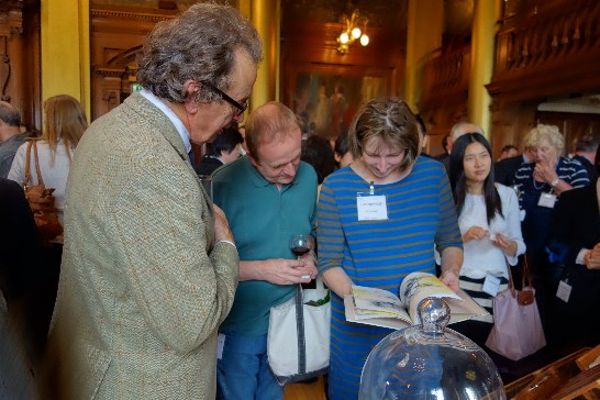 出席愛丁堡國慶酒會賓客聚精會神欣賞我國畫家作品