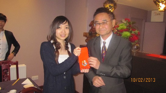 蘇總領事致贈加菜金予愛丁堡地區台灣同學會，會長吳丹文代表接受。