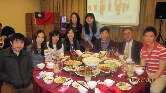 蘇總領事與新堡大學同學合照。