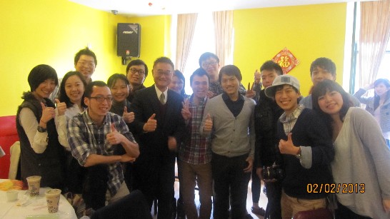 蘇總領事與出席同學合照。