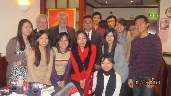 蘇總領事與羅賓市長(後排左二)、蘇格蘭議會友台小組共同主席辛普森（Dr. Richard Simpson）(後排左三)及史特靈大學臺灣留學生合影。