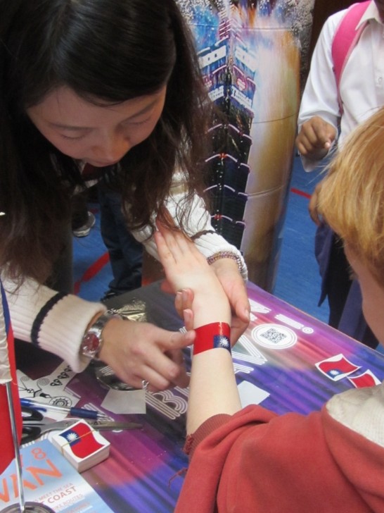 國國旗轉印貼紙最熱門，民眾紛紛索取