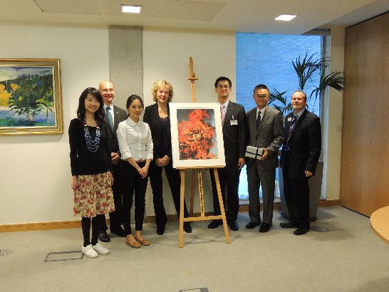 蘇總領事與瑪格麗特皇后大學校長溫德(Petra Wend)教授（左四）、副校長吉爾蘭（Alan Gilloran）教授（左二）、戈德布拉特（Joe Goldblatt）教授（右一）及該校台灣留學生合影