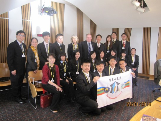 外交小尖兵與蘇格蘭議會友台小組共同主席基爾及米契爾合影