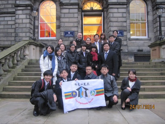 外交小尖兵參觀愛丁堡大學，與招生與發展部門主任威里斯合影